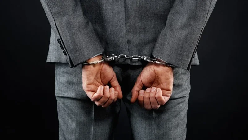 الاحتفاظ بمدير عام شركة بترولية و3 إطارات بتهم فساد مالي وإداري