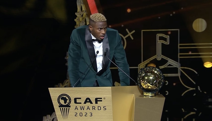 تتويج فيكتور أوسيمين بجائزة الكرة الذهبية لأفضل لاعب في أفريقيا 2023