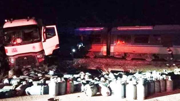 حادث تصادم مروع بين شاحنة وقطار يؤدي إلى إصابة عدد من المسافرين في تونس
