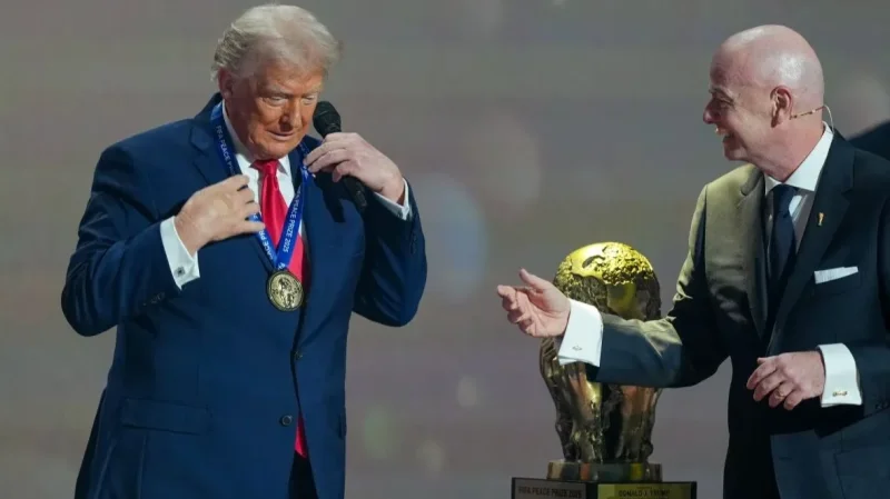 مفاجأة تهزّ العالم الرياضي… ترامب أول من يتوَّج بـ“جائزة فيفا للسلام” خلال قرعة المونديال!