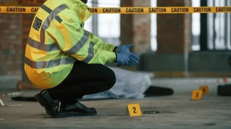 خلاف عائلي يتحوّل إلى مأساة في المنيهلة: طعنات قاتلة تُسقط عَمًّا وتُدخل ابن شقيقه غرفة الجراحة