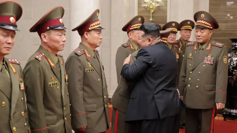 كيم جونغ أون يستقبل وحدة عسكرية عائدة من روسيا ويمنحها أوسمة الشرف: إشادة بـ«بطولة كورسك» وسقوط قتلى كوريين شماليين