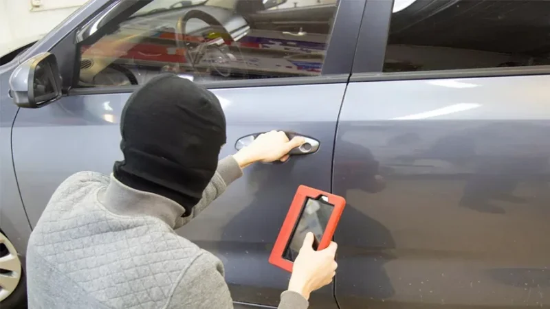 سرقات «بلا كسر ولا أثر»… الإطاحة بلصّ سيارات يستعمل تقنيات تشويش متطوّرة في المنزه