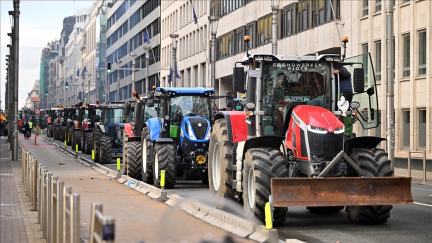 آلاف المزارعين يحتشدون في بروكسل احتجاجًا على اتفاقية ميركوسور وتخفيض الدعم الزراعي