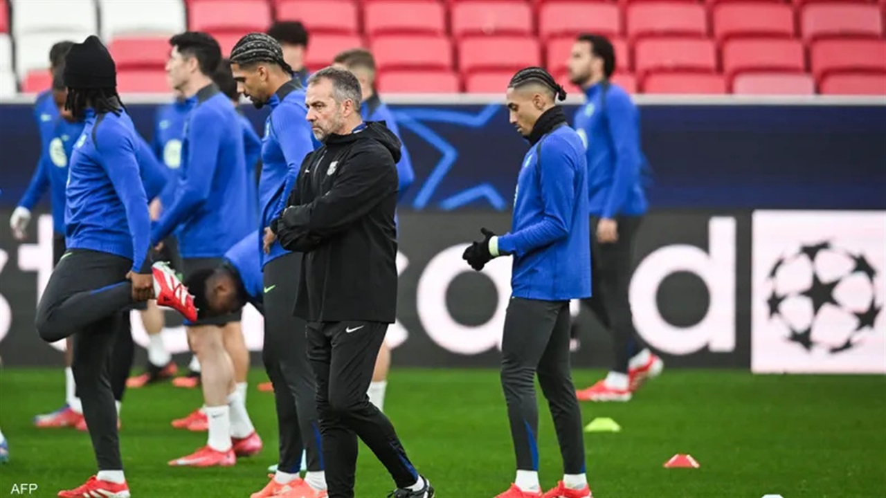 هانز فليك يفضّل الانتظار… برشلونة يضغط لتجديد العقد حتى 2028