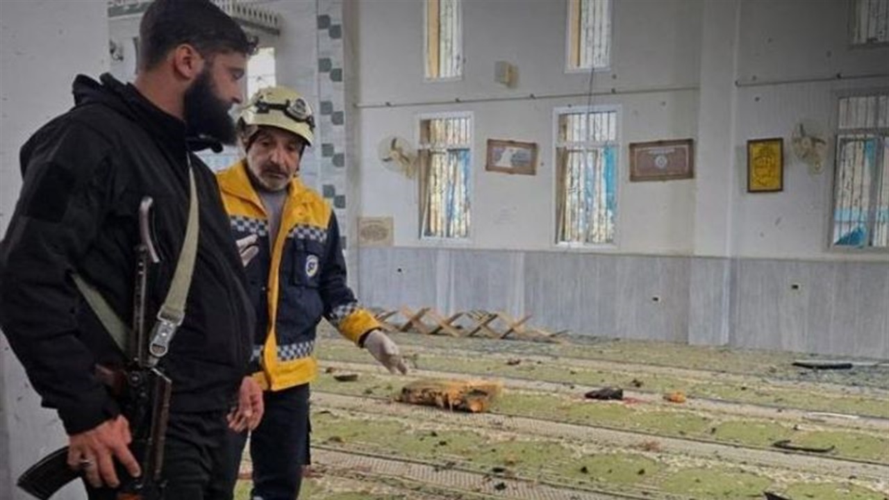 تبنٍّ مسلّح لتفجير مسجد بحمص… والسلطات تؤكد: عبوة ناسفة وحصيلة ثقيلة