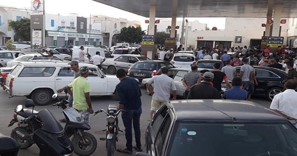 أزمة المحروقات تتصاعد في تونس وطوابير أمام المحطات