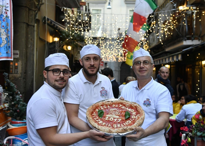 مدينة نابولي توزع البيتزا على المارة احتفالا بإدراجها على قائمة التراث العالمي