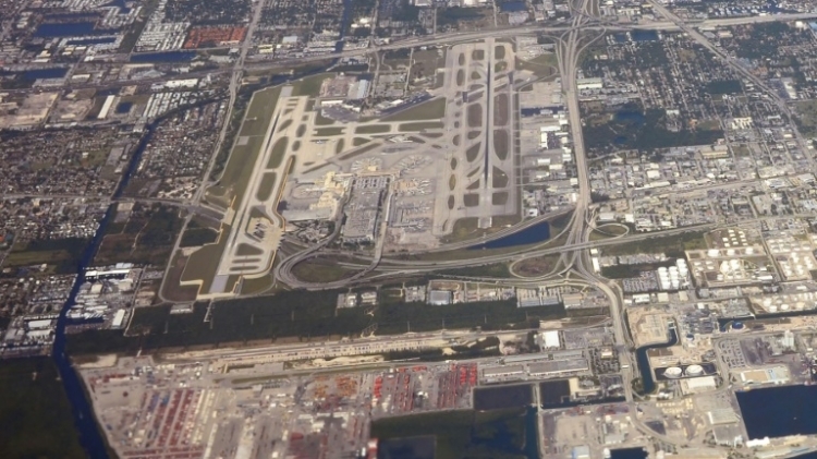 لقطة من الجو لمطار فورت لودرديل الدولي في 20 نيسان/ابريل 2016
