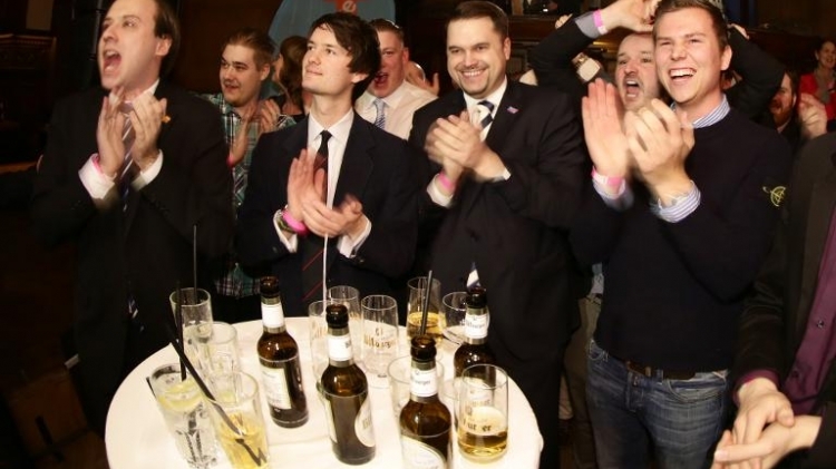 مؤيدو حزب "البديل لالمانيا" يحتفلون لدى الاعلان عن نتائج انتخابات مقاطعة هامبورغ، في هامبورغ في 15 شباط/فبراير 2015