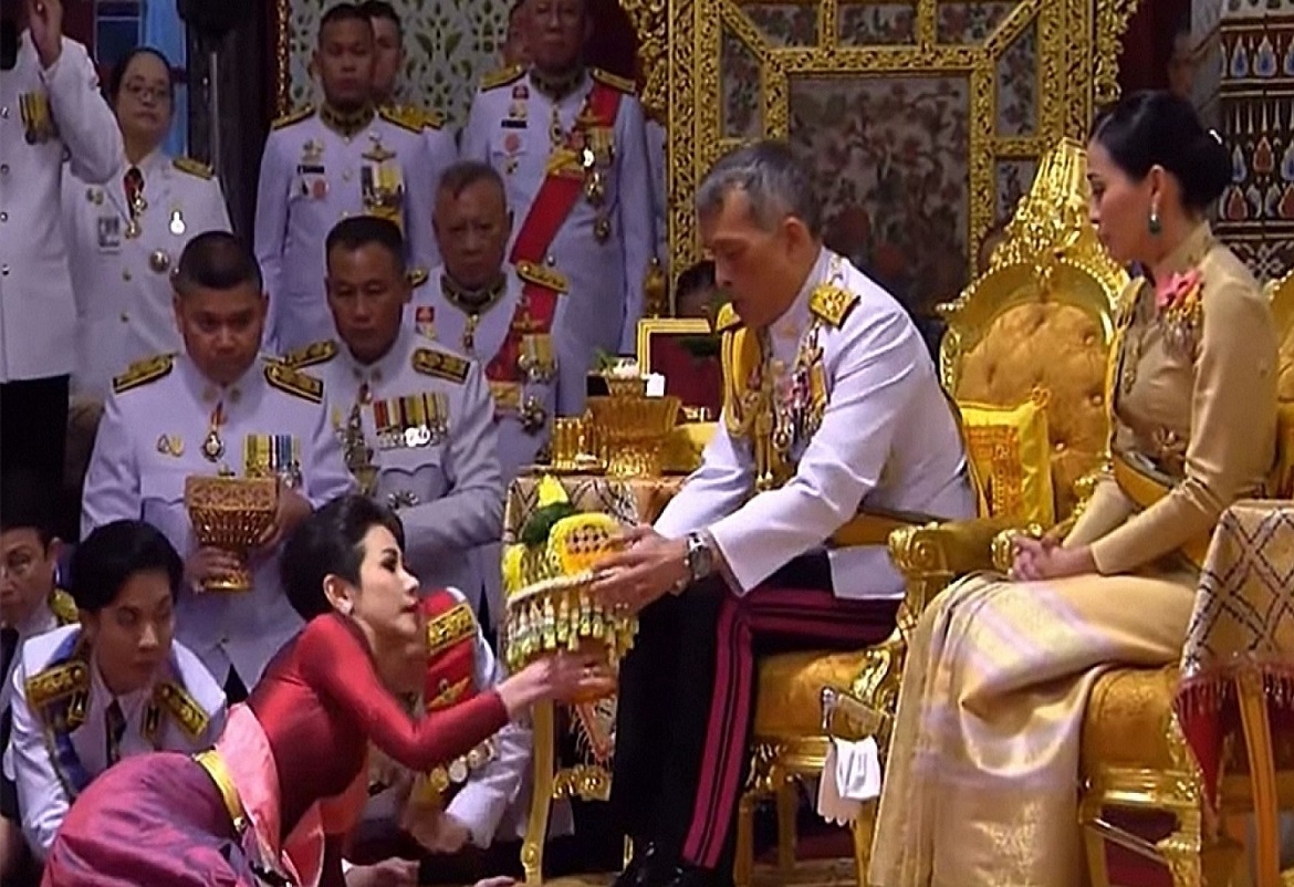 ملك تايلاند يحتفل بزفافه على عشيقته بعد فترة قصيرة على زواجه من مضيفة طيران