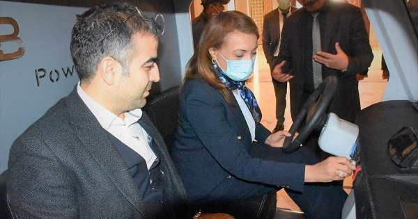 الاولى من نوعها في تونس: المهندس بوبكر السيالة يعرض سيارة الطاقة الشمسية ومواصفاتها التقنية للبلديين
