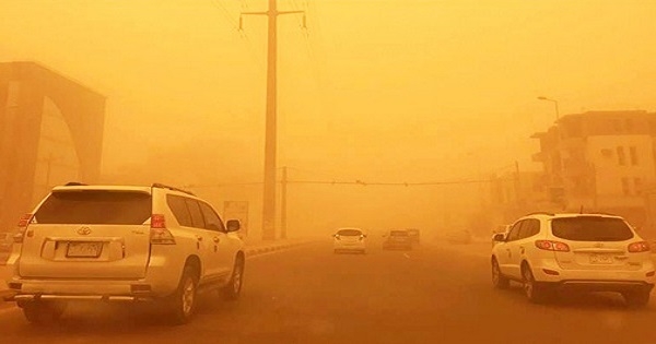 عاصفة رملية تحجب الرؤية في طريق السيارة تونس قابس