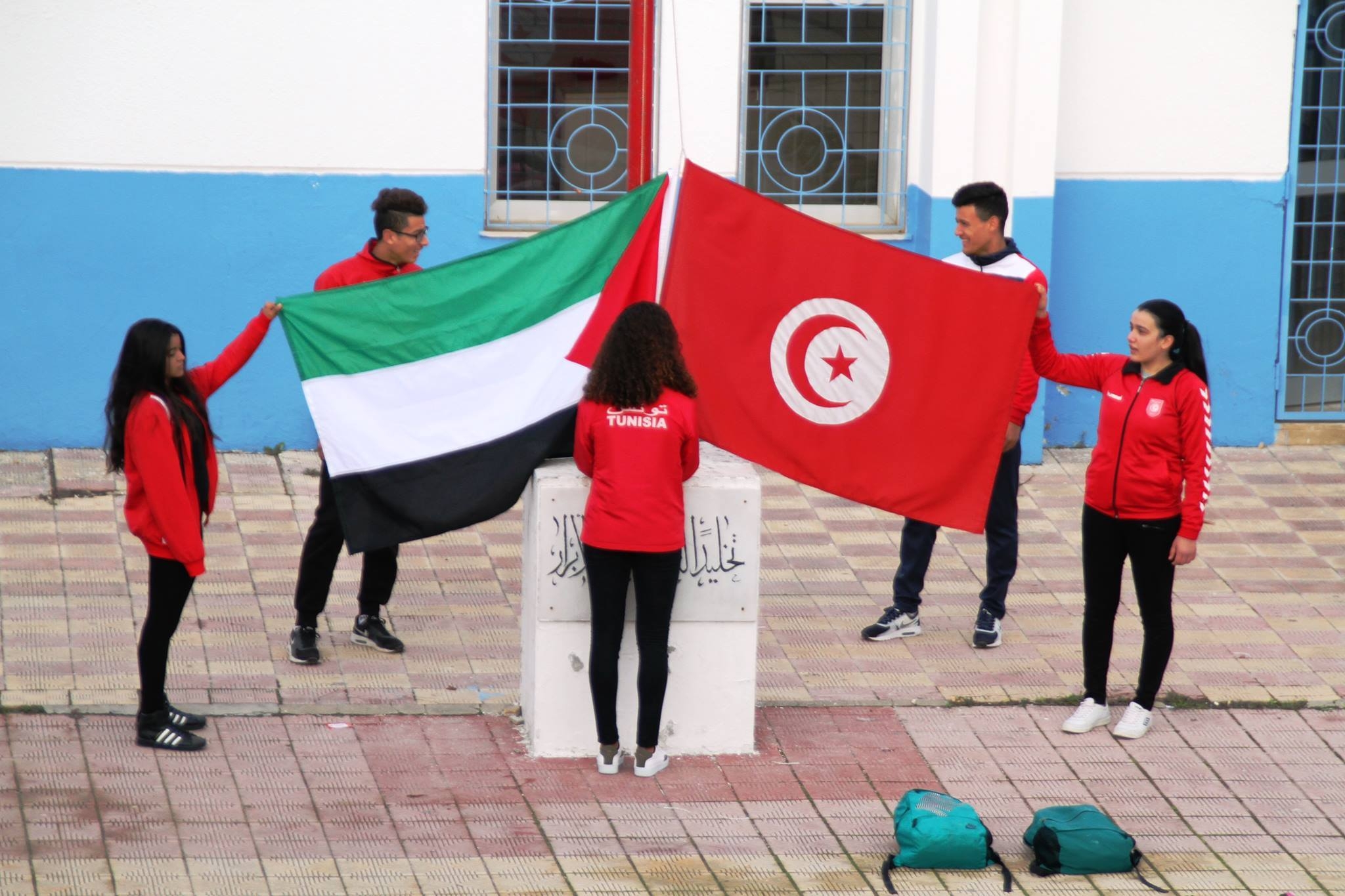 موكب تحية العلمين التونسي و الفلسطيني بالمعهد الرياضي بيار ديكوبرتان بالمنزه