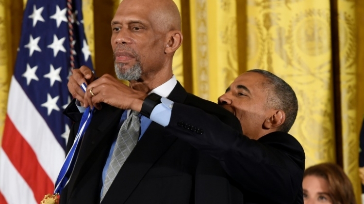 اوباما يقلد نجم كرة السلة عبد الكريم جبار ميدالية الحرية في البيت الابيض:  الثلاثاء 22 نوفمبر 2016