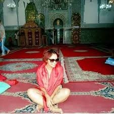  ناشطة تونسية تثير ضجة بعد ظهورها "شبه عارية" في ضريح مغربي