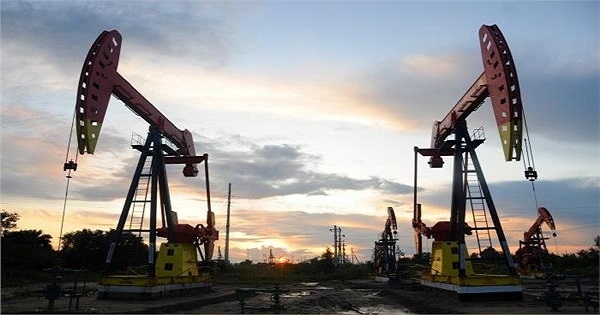 حرب روسيا على أوكرانيا : سعر النفط يكسر حاجز 100 دولار والذهب يقفز