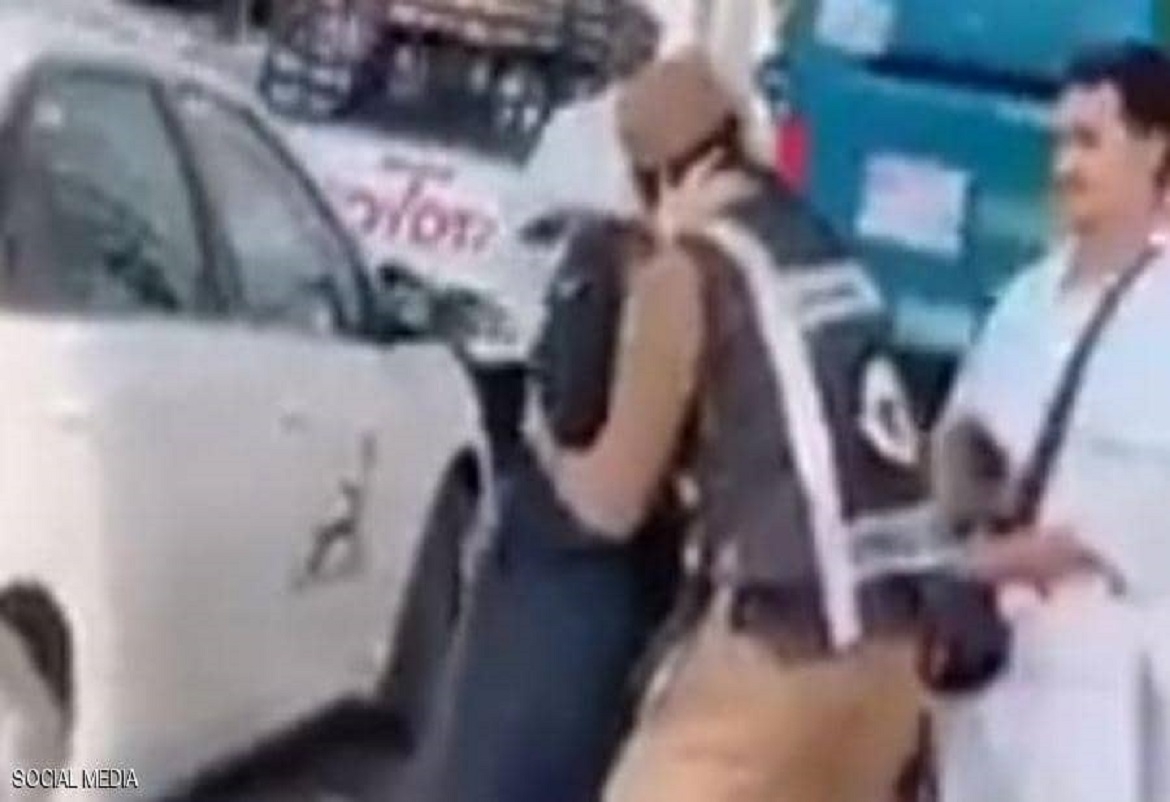 رجل أمن سعودي يؤدي التحية العسكرية لوالدته !