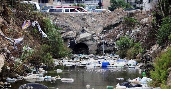 ما في اليد حيلة على الكوليرا.. لا خيار أمام فقراء لبنان إلا شرب المياه الملوثة