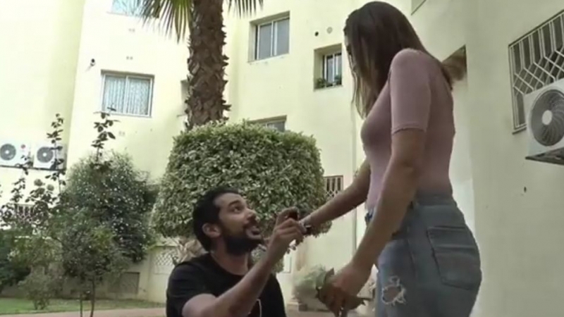 الممثل بلال الباجي يطلب يد حبيبته بطريقة رومانسية جدا..