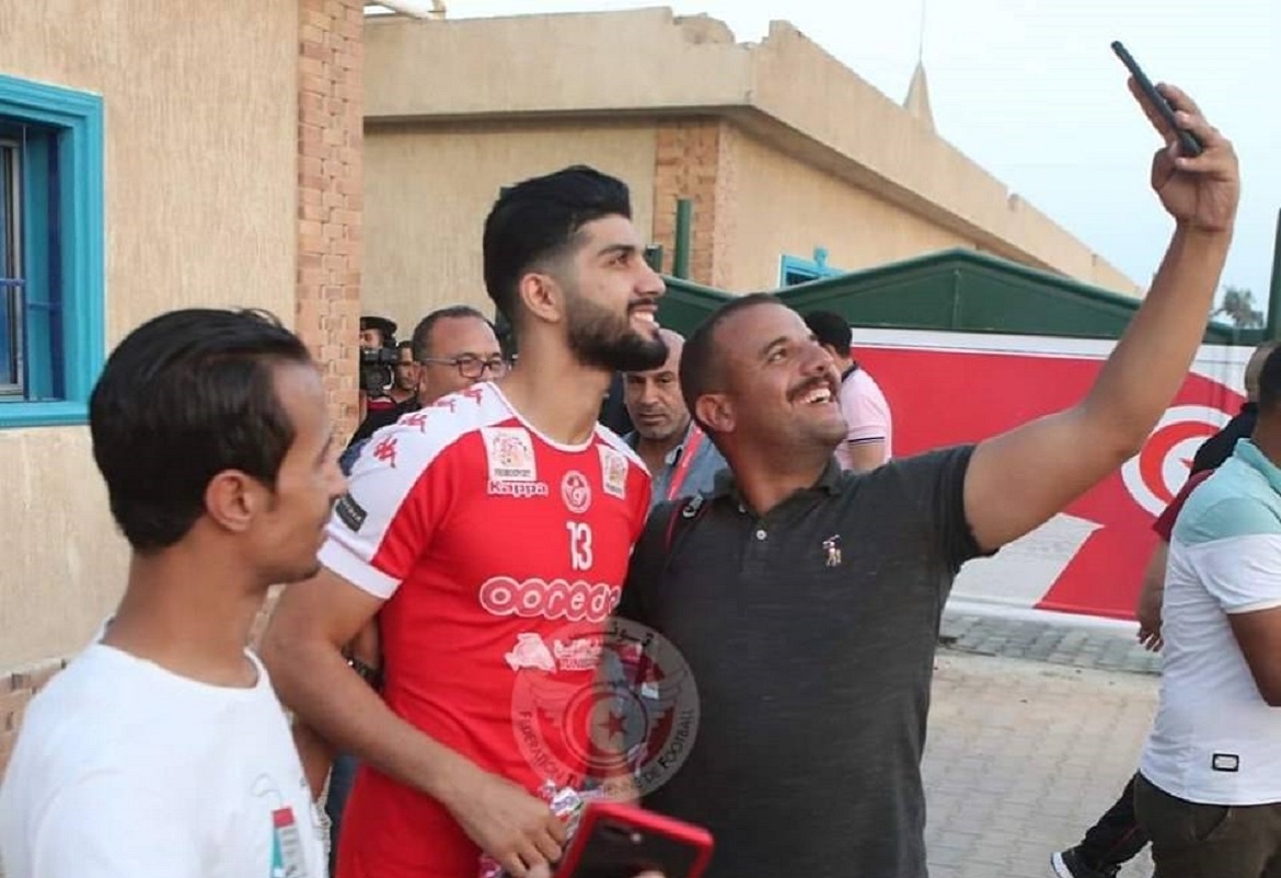 نفاذ تذاكر مباراة تونس-أنغولا وجماهير الزمالك تغني لفرجاني ساسي''عشانك يا ساسي حجزنا الكراسي''