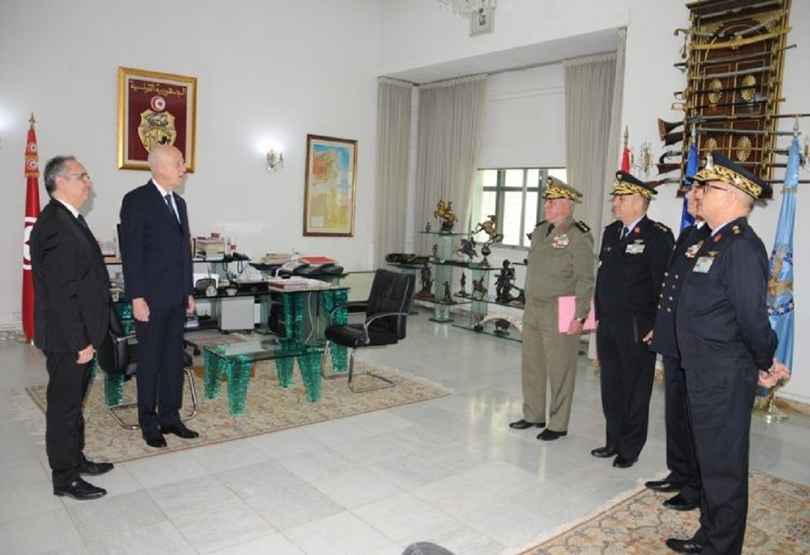 رئيس الجمهورية يزور مقر وزارة الدفاع الوطني، ويشيد بجهود القوات المسلحة في القضاء على إرهابيين اثنين