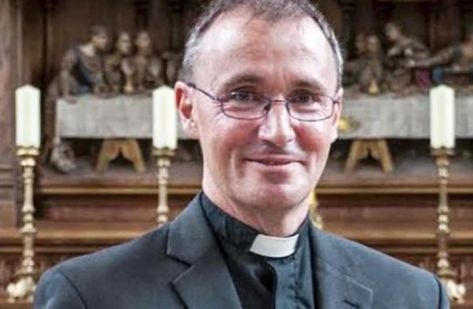 أسقف بريطاني يعلن هويته "المثلية" فكيف ردت الكنيسة؟