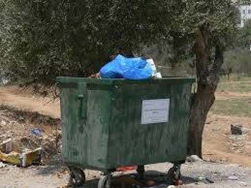 بالصورة : جندي إسرائيلي يختبئ في حاوية للنفايات