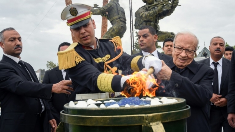الرئيس التونسي يضيء شعلة خلال مراسم تكريم 12 من عناصر الامن الرئاسي في ثكنة الامن الرئاسي بقمرت، الخميس 24 نوفمبر 2016