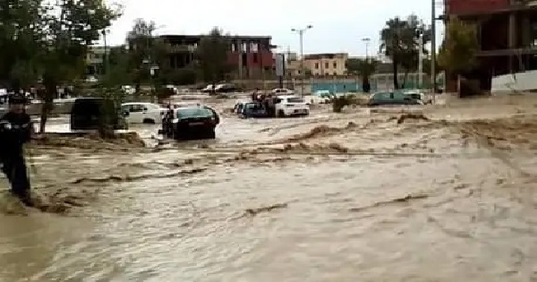 الأمطار الطوفانية تغلق طريق الحدود التونسية في الجزائر