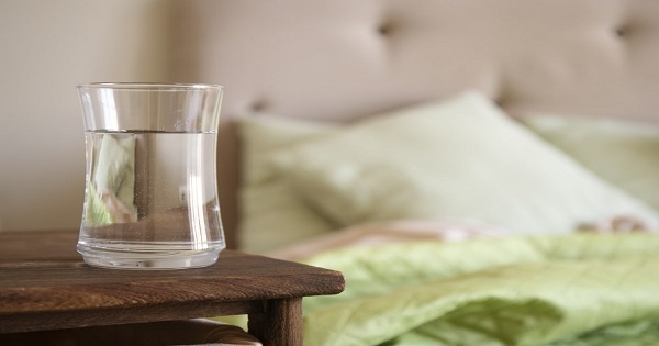 ما خطورة وضع كأس ماء بجانب السرير في الليل؟
