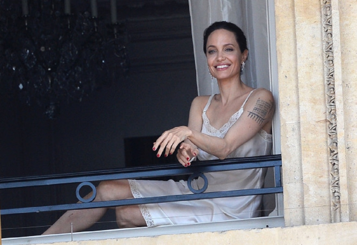 إنجلينا جولي بقميص النوم على شرفة منزلها في باريس!