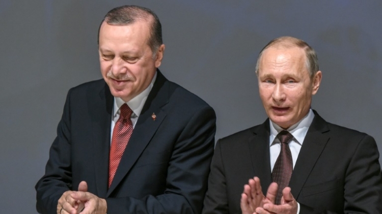 الرئيسان بوتين ورجب طيب اردوغان خلال مؤتمر حول الطاقة في اسطنبول، الاثنين 10 تشرين الاول/اكتوبر 2016