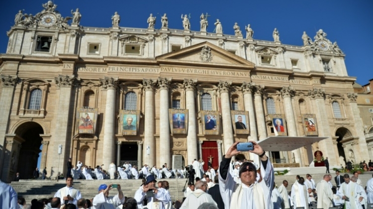 مشاركون في قداس احتفالي لاعلان قداسة سبعة اشخاص في ساحة القديس بطرس في الفاتيكان في 16 تشرين الاول/اكتوبر 2016