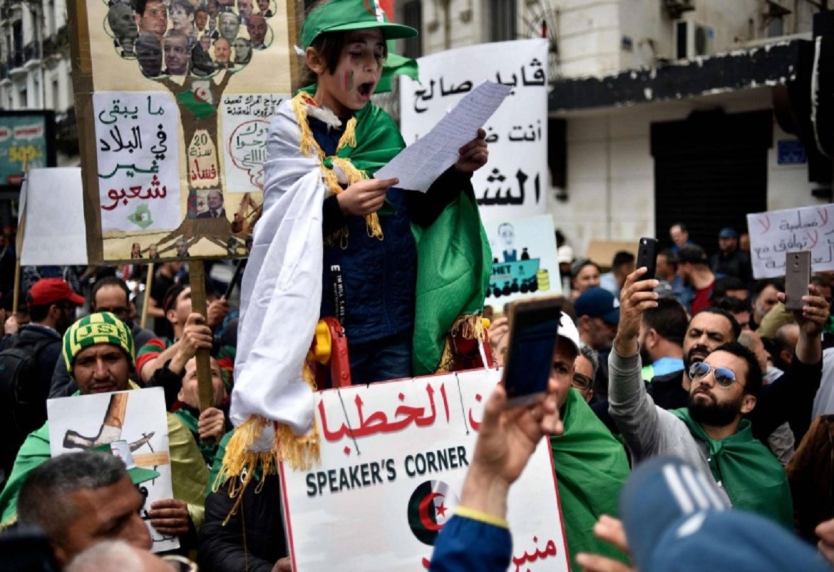 الجمعة الحادية عشرة في حراك الجزائر: الشارع يتحدى الجيش