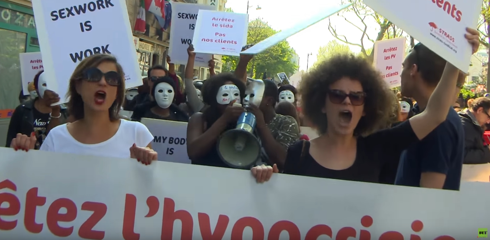 مومسات باريس يخرجن في تظاهرة احتجاجية ضد قانون يعاقب زبائنهن