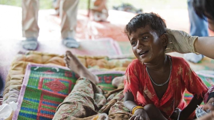 صبي من بورما من الروهينغا يبكي الى جانب والدته التي تعاني من سوء التغذية في مركز اعتقال في ولاية اتشيه الاندونيسية في 21 ايار/مايو 2015