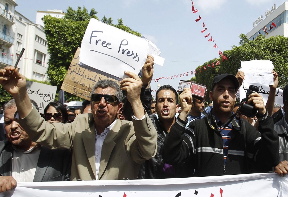 "حرب تكسير العظام" بين الصحافيين والنواب تنتقل إلى ساحة القضاء التونسي