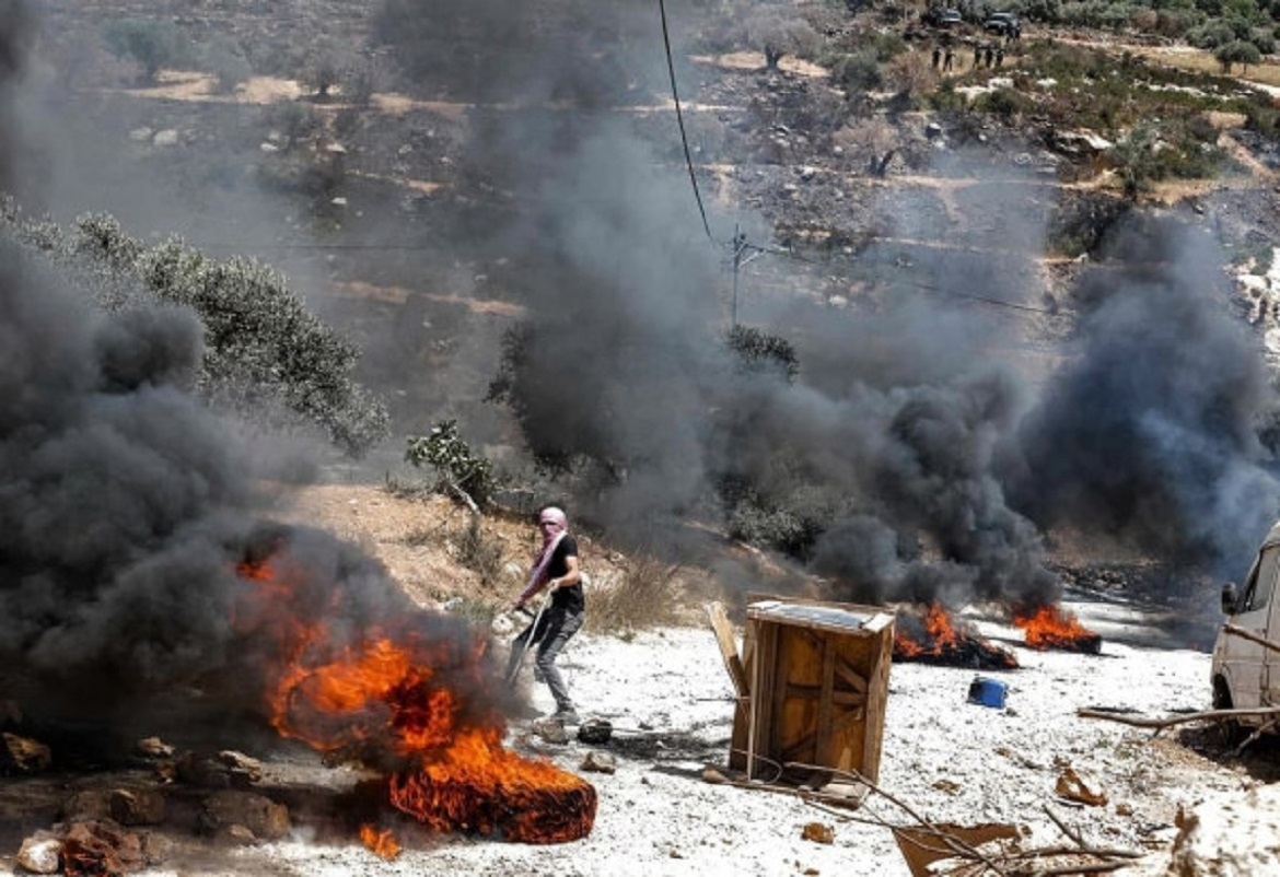 فلسطين- شهيد و21 إصابة خلال مواجهات مع قوات الاحتلال جنوب نابلس