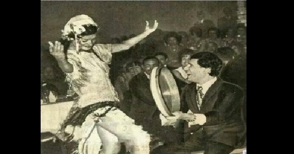 صورة نادرة للراحل عبد الحليم حافظ يعزف على الطبلة ونجوى فؤاد ترقص أمامه