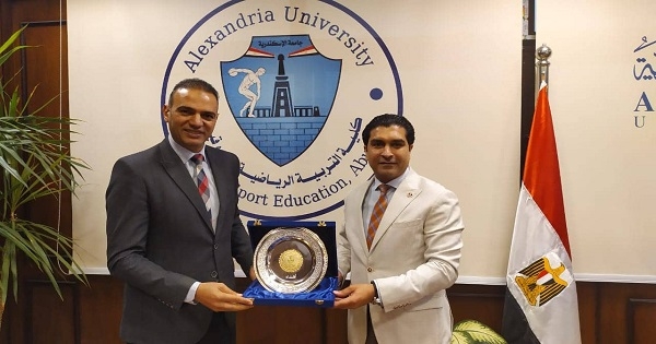 عميد كلية التربية الرياضية بالإسكندرية الدكتور محمد بلال يكرم أحمد سمير رئيس الإتحادين العربي والمصري للميني فوتبول