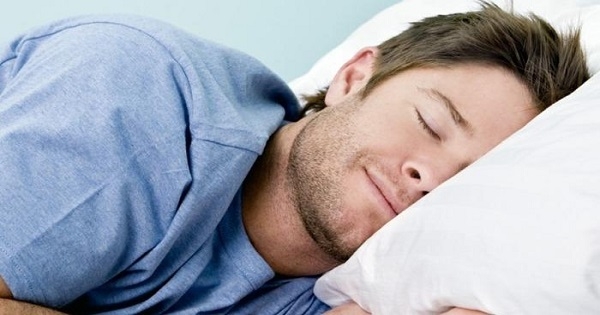 طبيبة تكشف أخطر وضعيات النوم وأفضلها