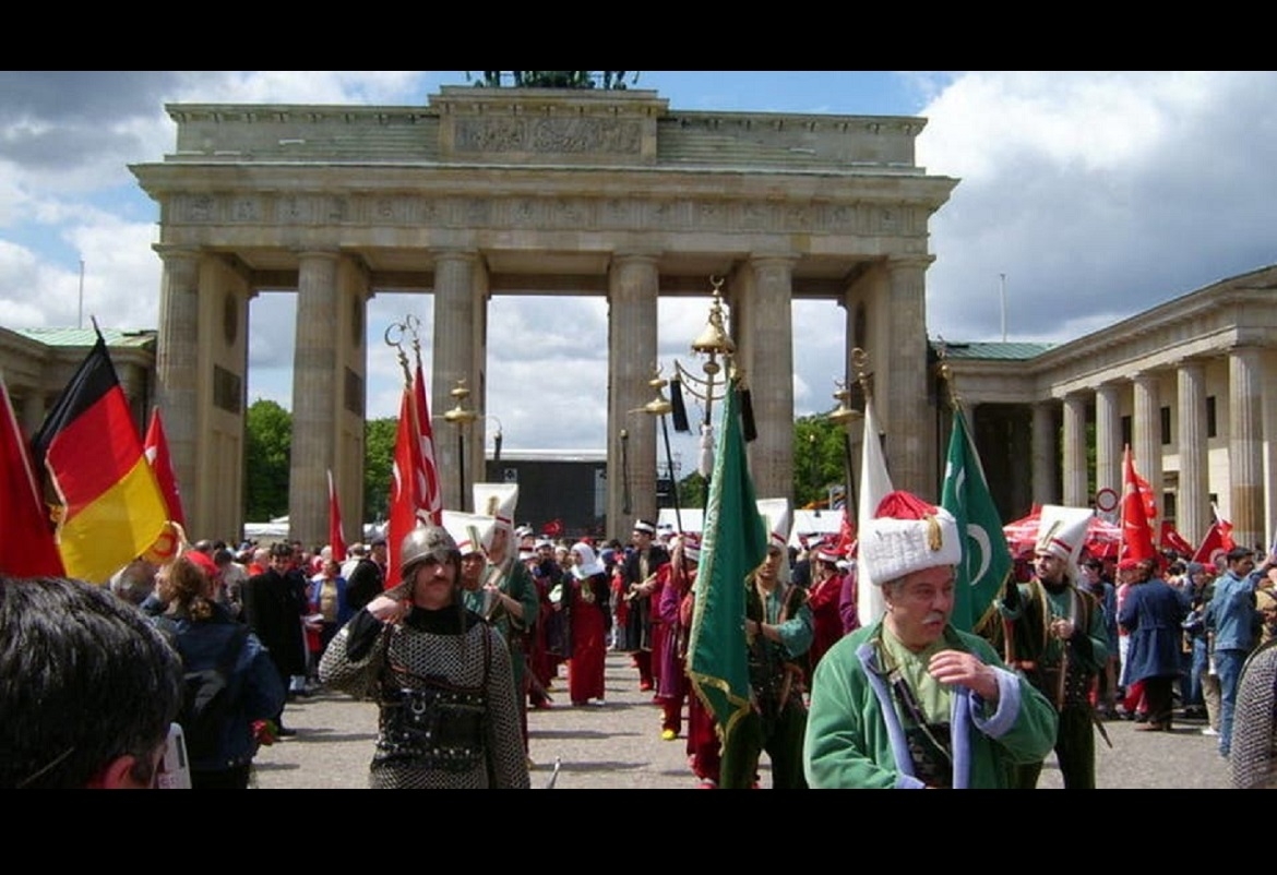 8 آلاف جاسوس لأردوغان يلاحقون معارضيه في ألمانيا