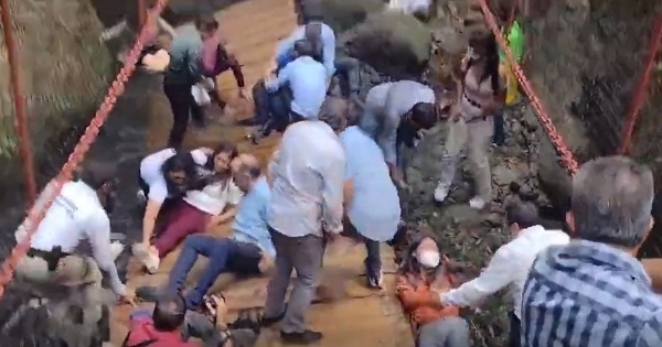 المكسيك .. انهيار جسر معلق أثناء افتتاحه وإصابة مسؤول وزوجته