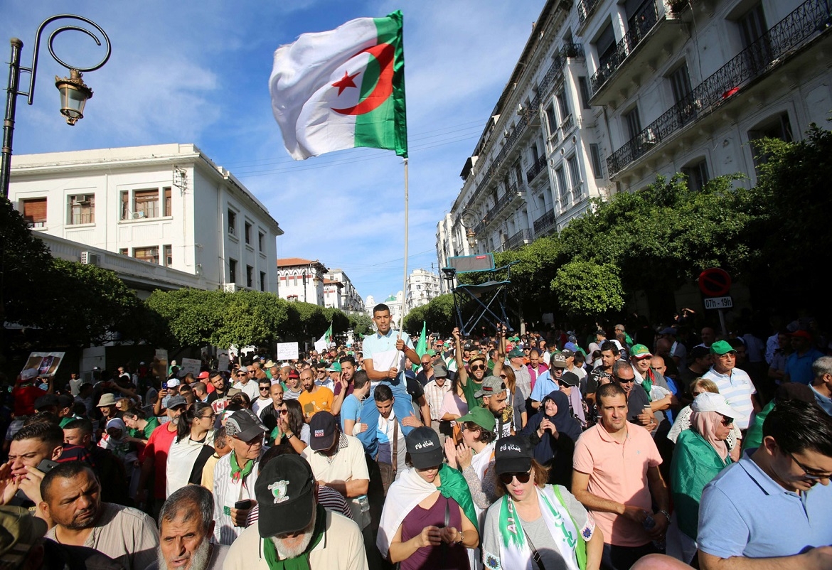 النقابات الجزائرية تدعم الحراك الشعبي بإضراب وطني شامل