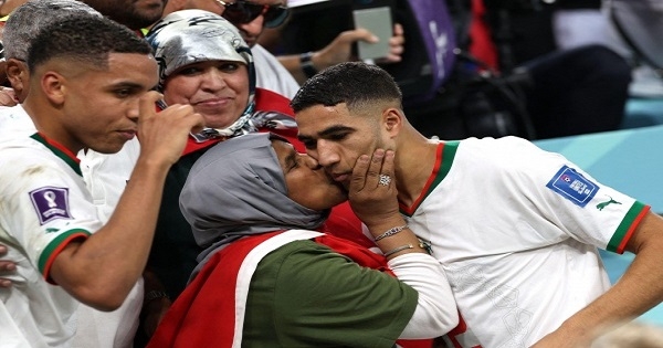 أشرف حكيمي يُشعل حماس الجماهير العربية بـصورة مع والدته (صور)