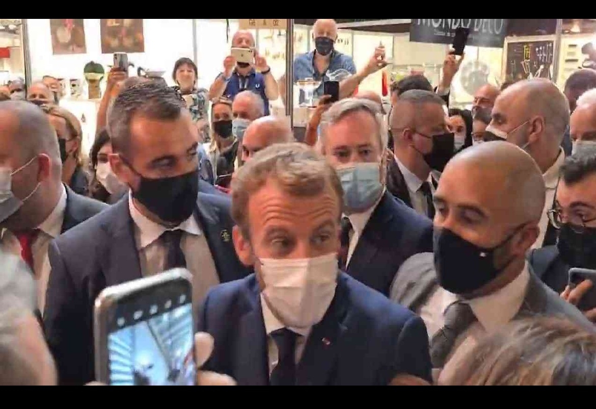 الرئيس الفرنسي يتعرض للرشق بالبيض