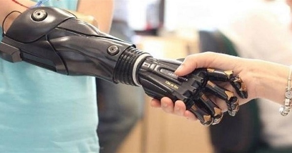 ابتكار أول ذراع اصطناعية تقترب من أداء اليد البشرية!