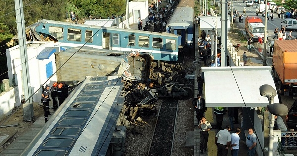 نقل 65 مسافرا إلى المستشفيات إثر حادث اصطدام قطارين