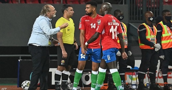 مدرب غامبيا يكشف فضائح أمم إفريقيا: 6 في غرفة واحدة